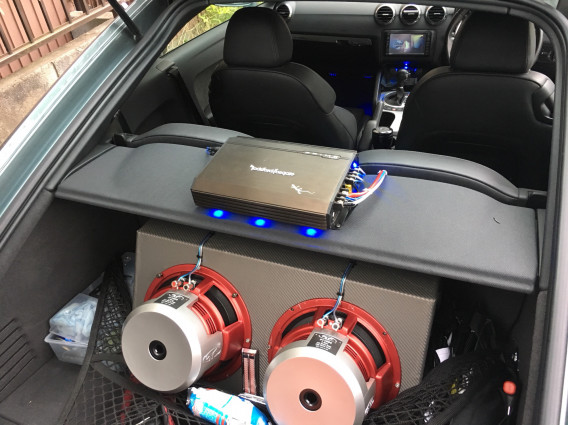 AUDI TT ウーファー